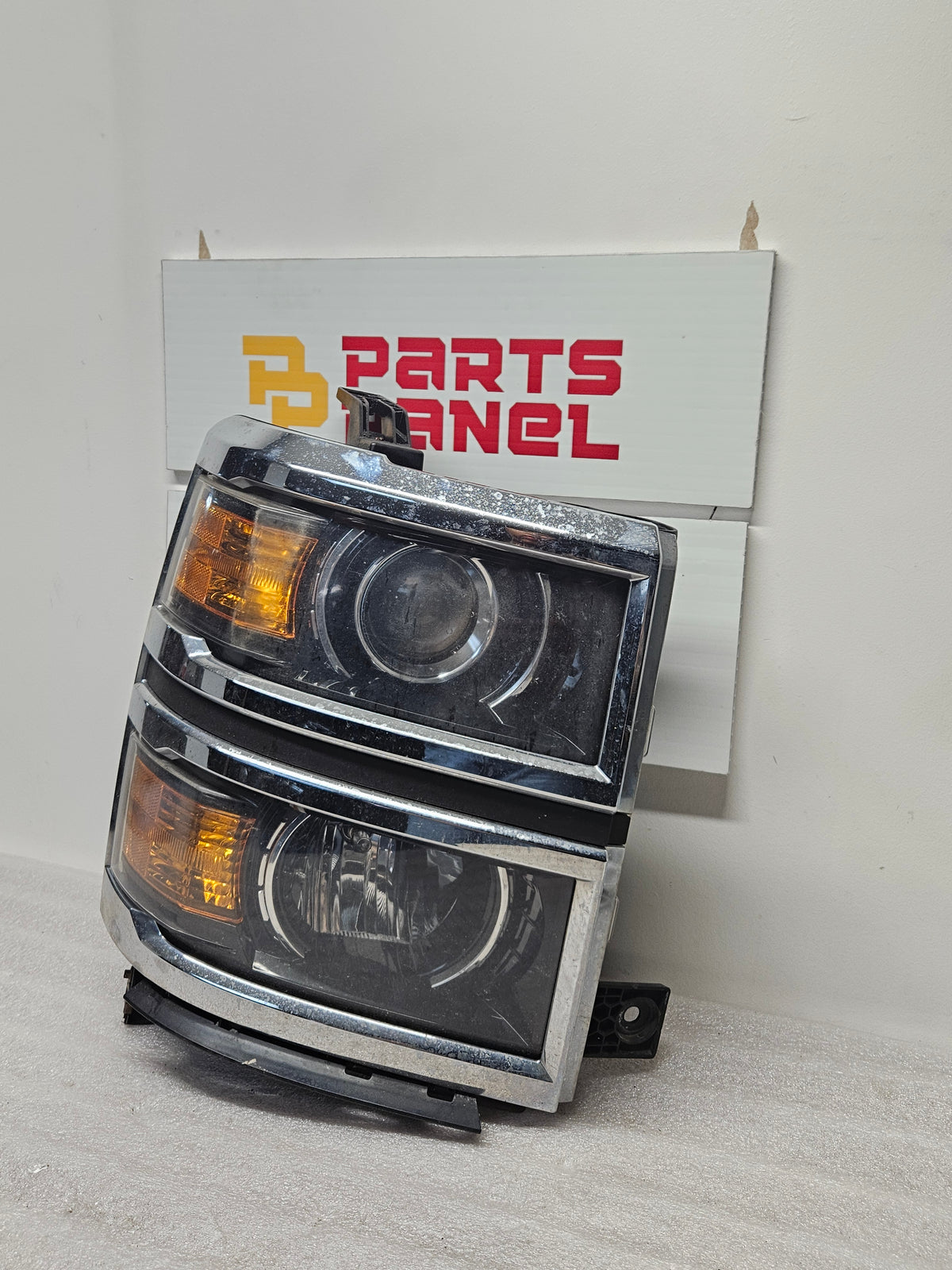 2014-2015 CHEVY SILVERADO 1500 PASSENGER SIDE HALOGEN HEADLIGHT OEM USED 23172787