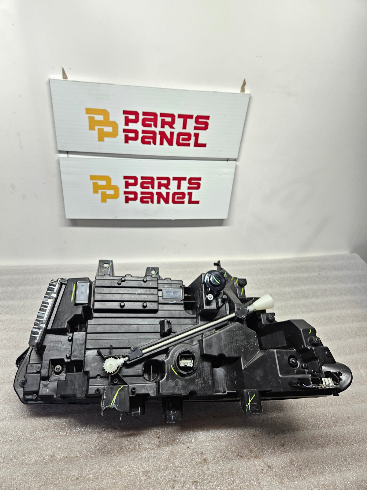 2025-2026 CADILLAC ESCALADE IQ PASSENGER SIDE LED HEADLIGHT OEM USED 85745558.