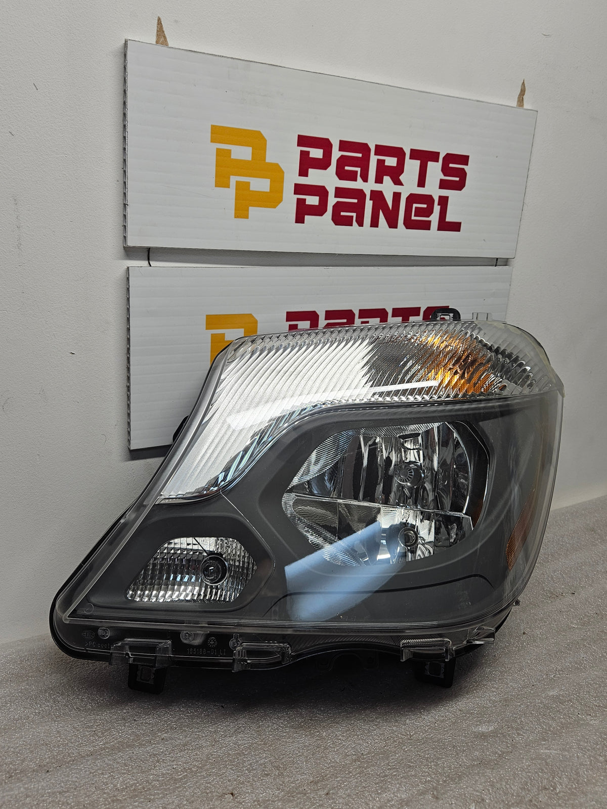 2014-2018 MERCEDES SPRINTER 2500/3500 DRIVER SIDE HALOGEN HEADLIGHT OEM USED A 906 820 28 61.