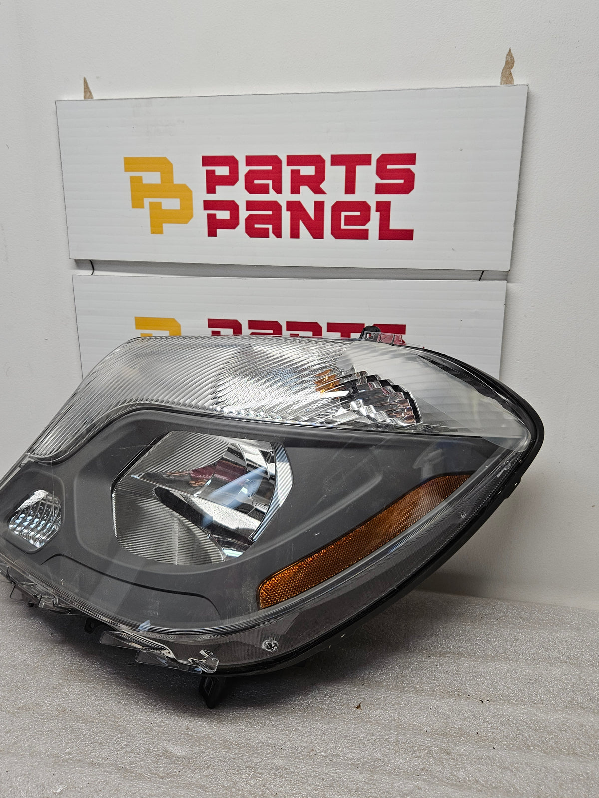 2014-2018 MERCEDES SPRINTER 2500/3500 DRIVER SIDE HALOGEN HEADLIGHT OEM USED A 906 820 28 61.