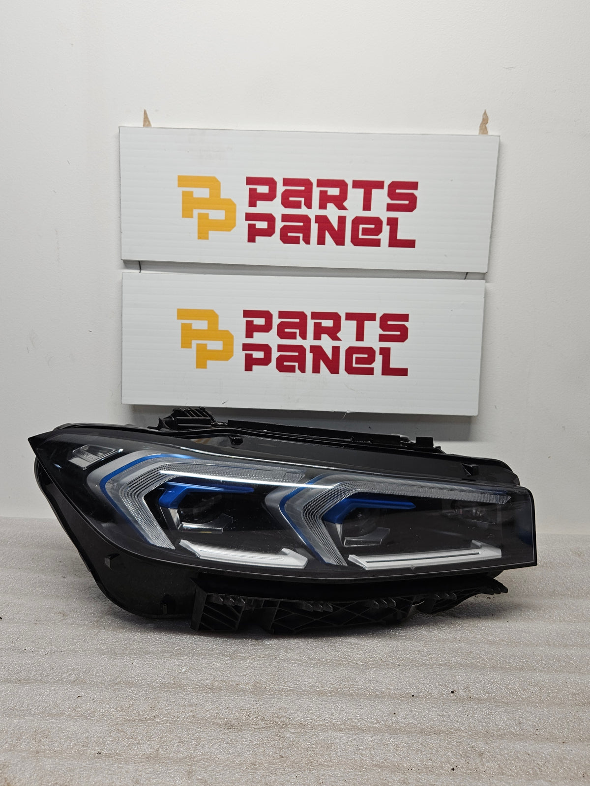 2023-2025 BMW 3 SERIES DRIVER SIDE LED HEADLIGHT OEM USED 0490482508.