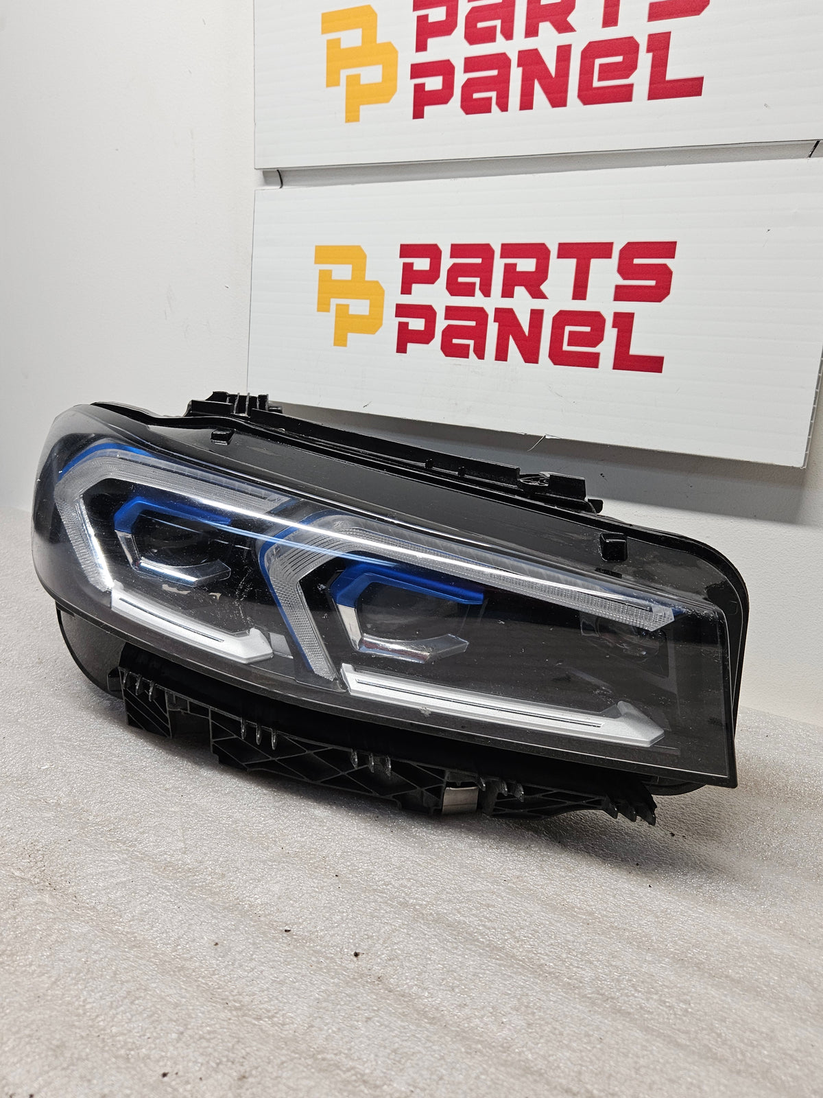 2023-2025 BMW 3 SERIES DRIVER SIDE LED HEADLIGHT OEM USED 0490482508.