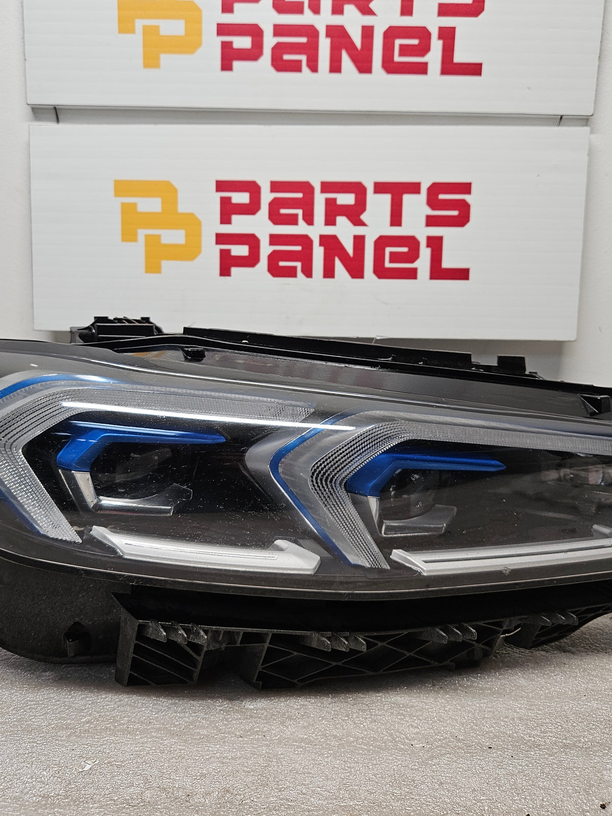 2023-2025 BMW 3 SERIES DRIVER SIDE LED HEADLIGHT OEM USED 0490482508.
