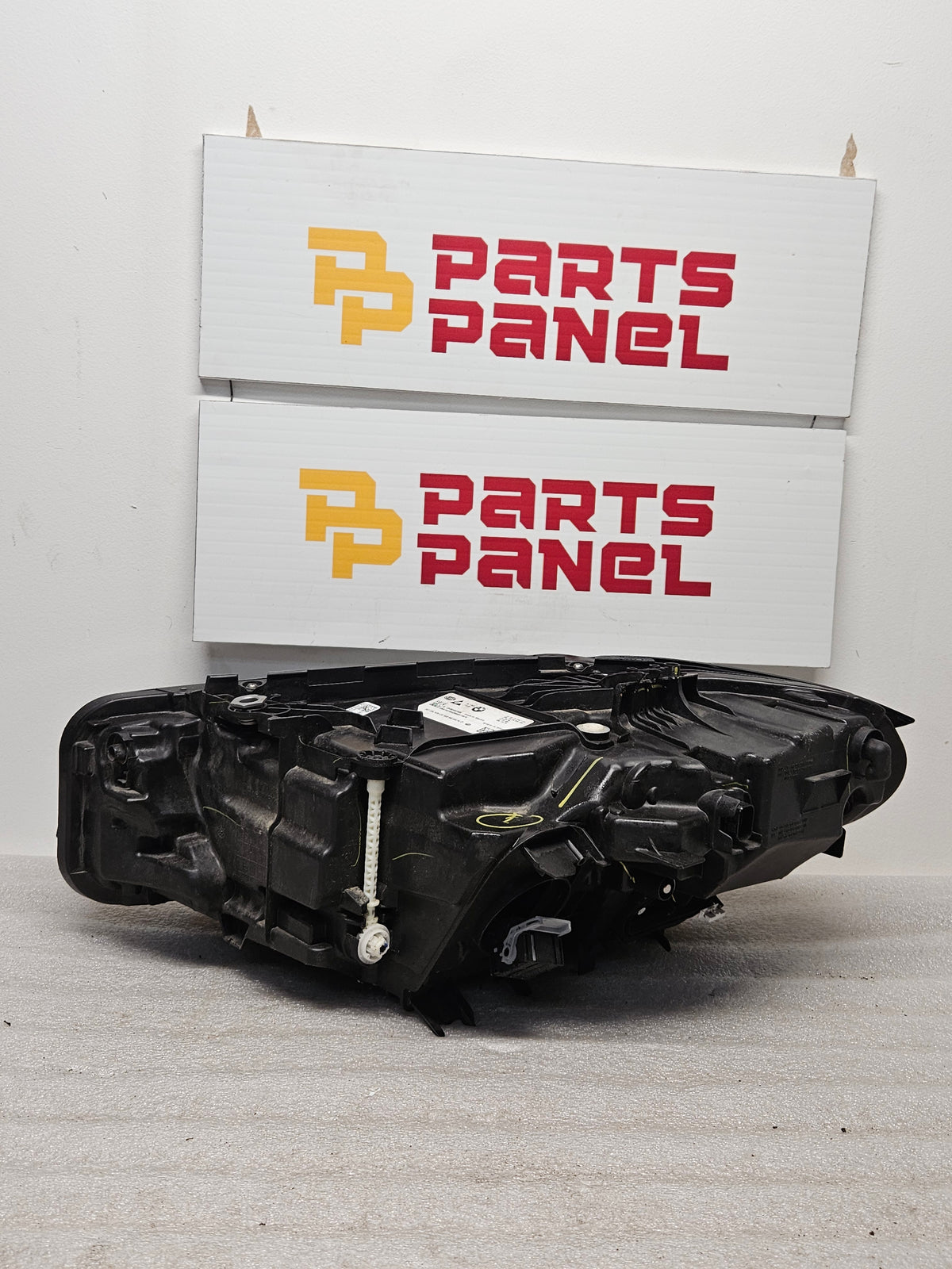 2023-2025 BMW 3 SERIES DRIVER SIDE LED HEADLIGHT OEM USED 0490482508.