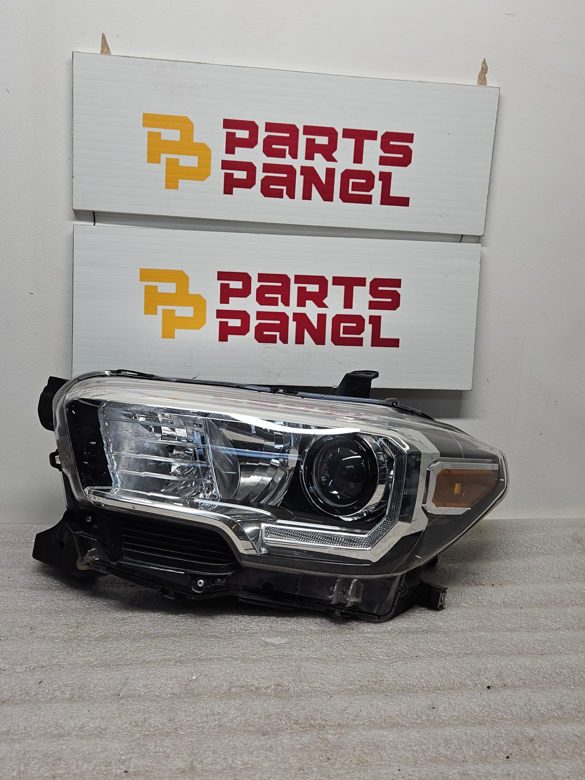 2016-2023 TOYOTA TACOMA DRIVER SIDE HEADLIGHT OEM USED.