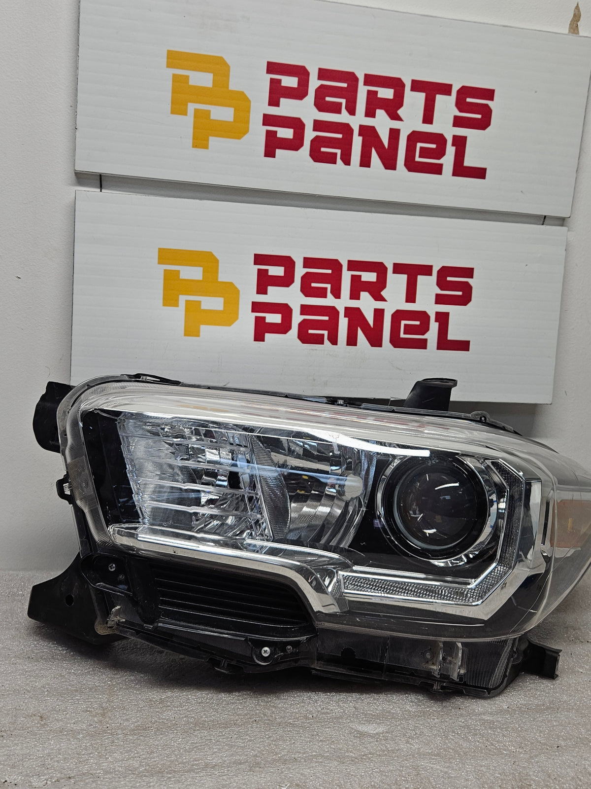 2016-2023 TOYOTA TACOMA DRIVER SIDE HEADLIGHT OEM USED.