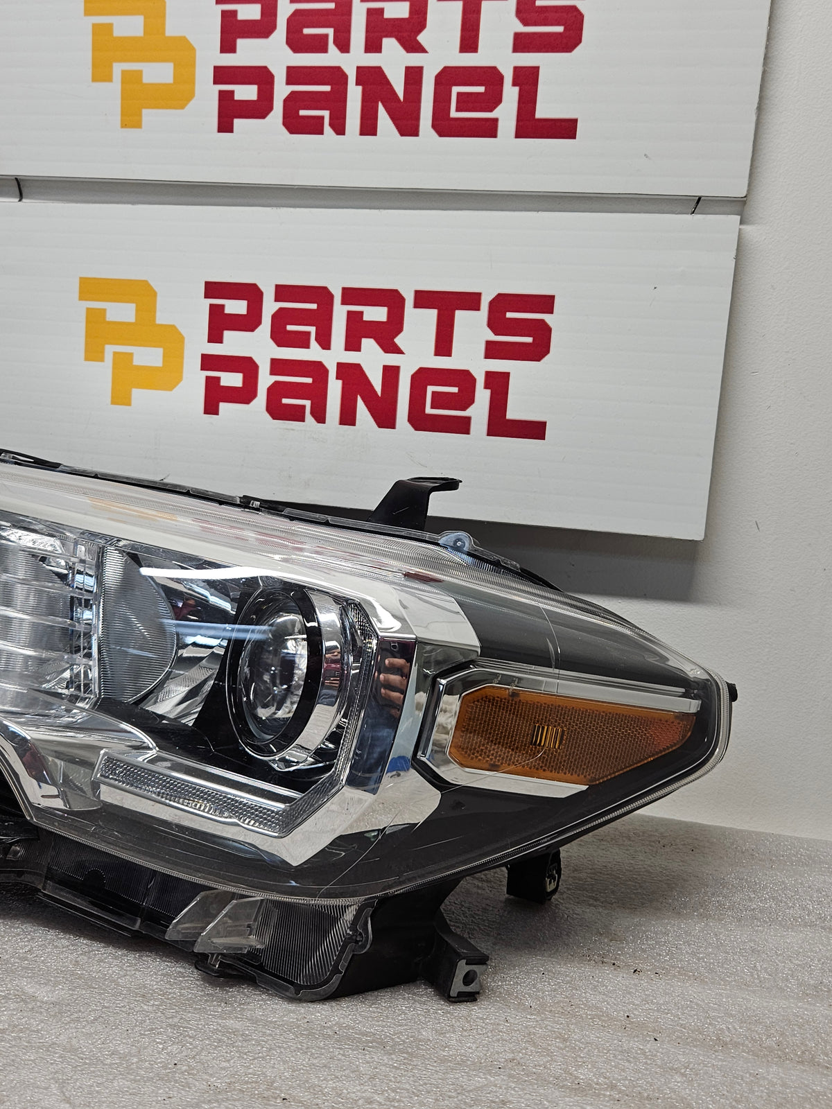 2016-2023 TOYOTA TACOMA DRIVER SIDE HEADLIGHT OEM USED.