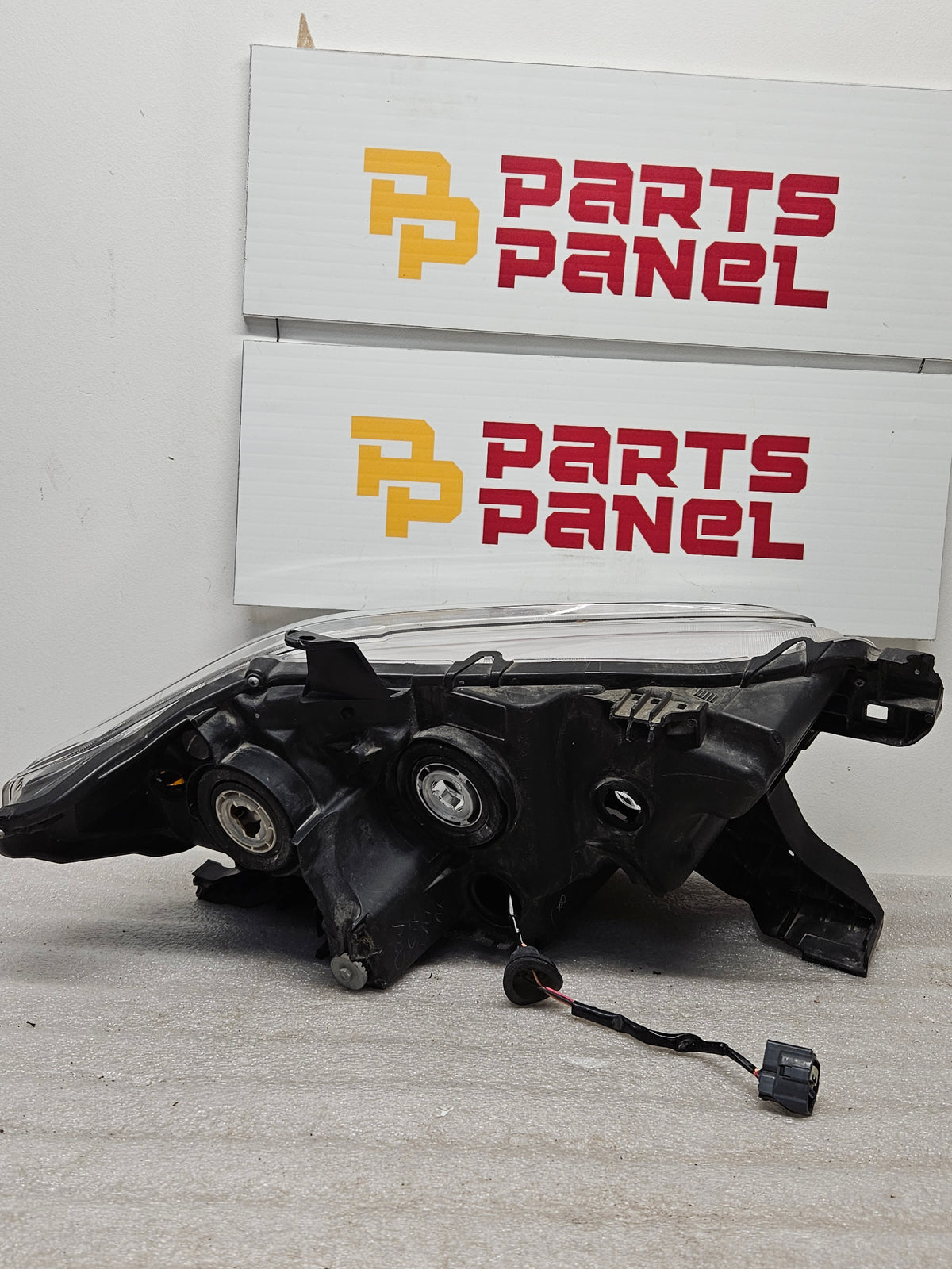 2016-2023 TOYOTA TACOMA DRIVER SIDE HEADLIGHT OEM USED.