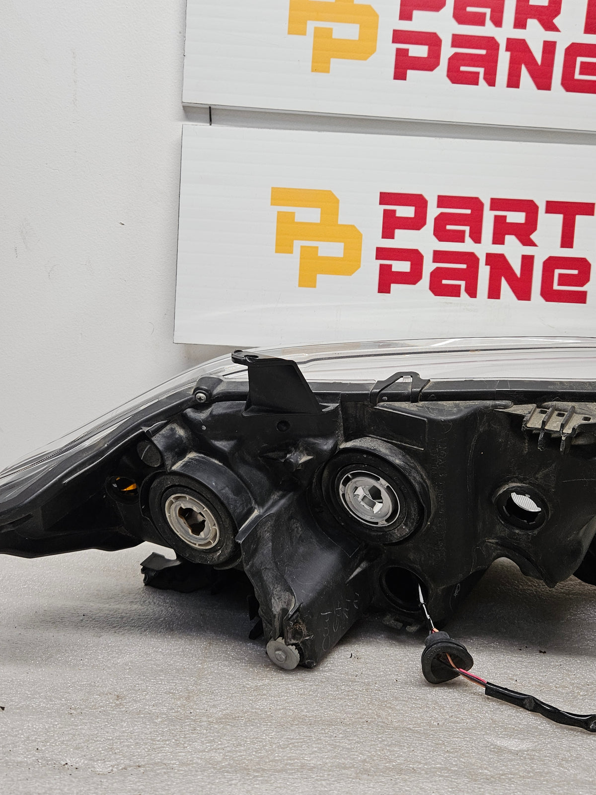 2016-2023 TOYOTA TACOMA DRIVER SIDE HEADLIGHT OEM USED.