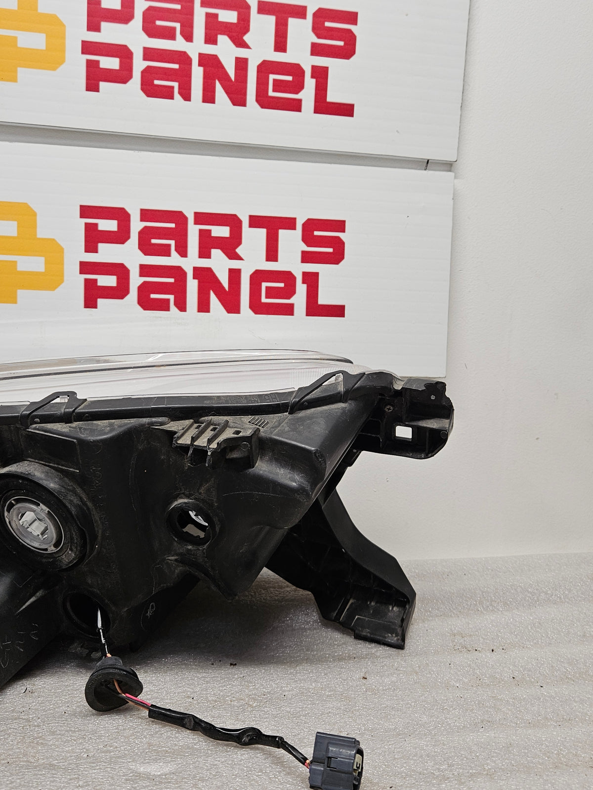 2016-2023 TOYOTA TACOMA DRIVER SIDE HEADLIGHT OEM USED.