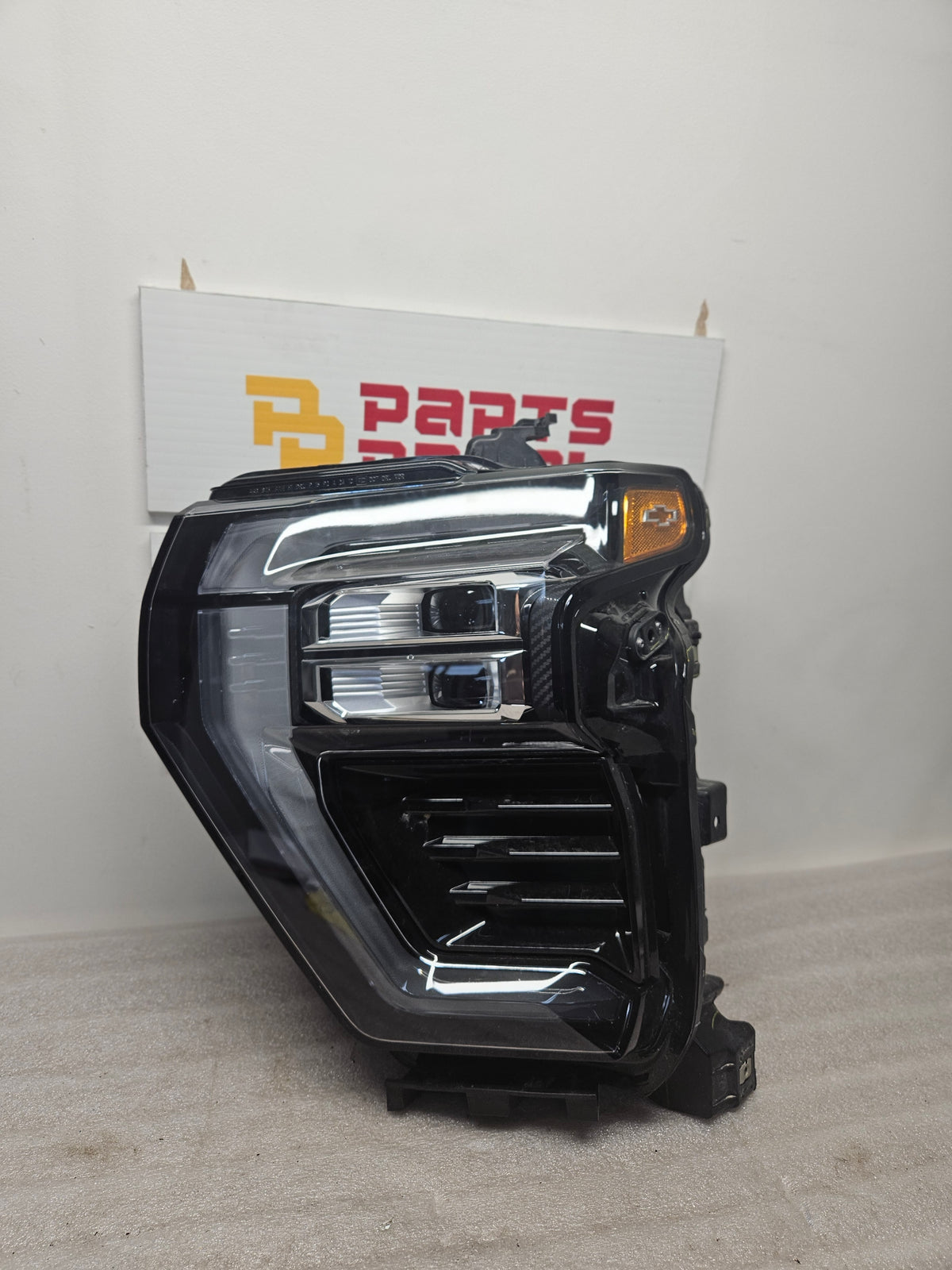 2024-2026 CHEVY SILVERADO 2500HD/3500HD DRIVER SIDE LED HEADLIGHT OEM USED 85739568.