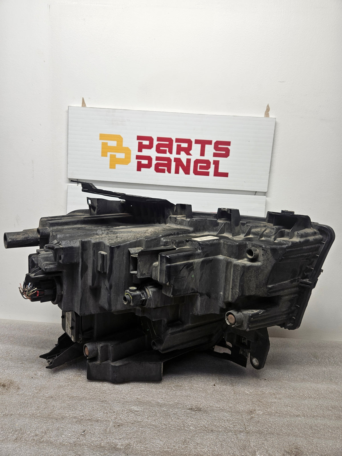 2019-2024 RAM 2500/3500 HEAVY DUTY DRIVER SIDE LED HEADLIGHT OEM USED P68360185AD.