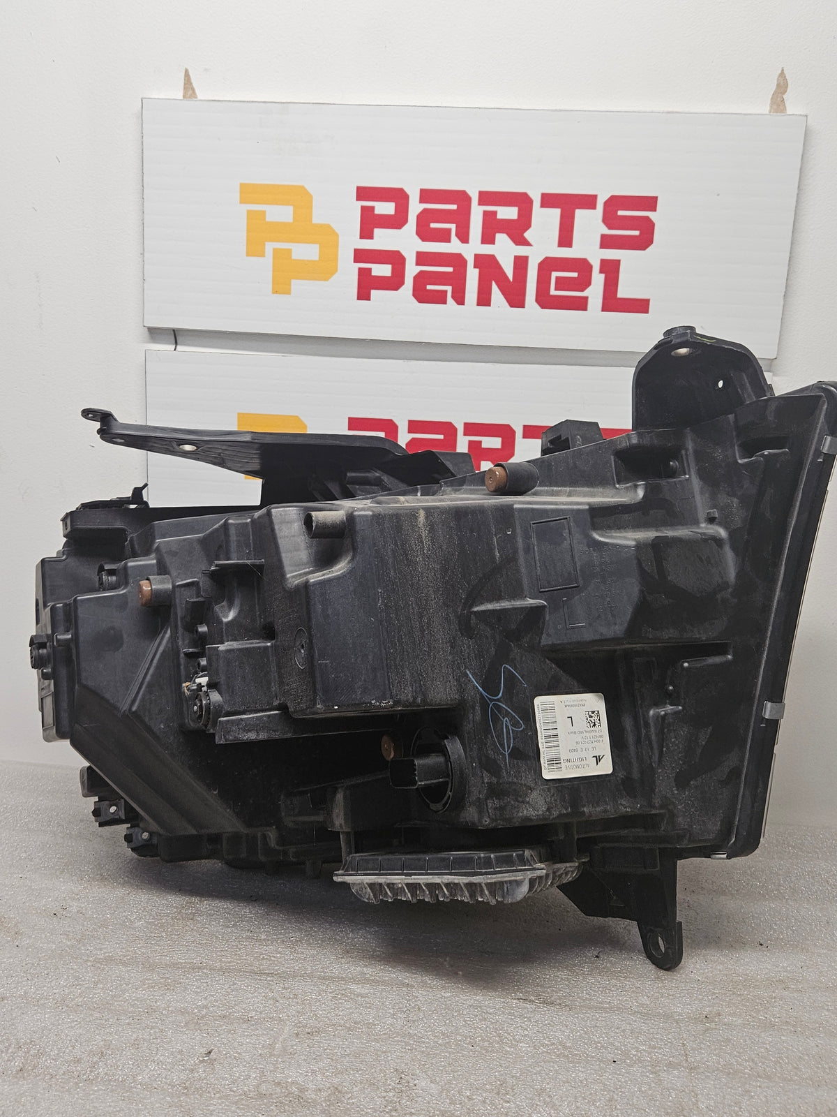 2019-2024 RAM 1500 LED DRIVER SIDE HEADLIGHT OEM USED 68316089AH .