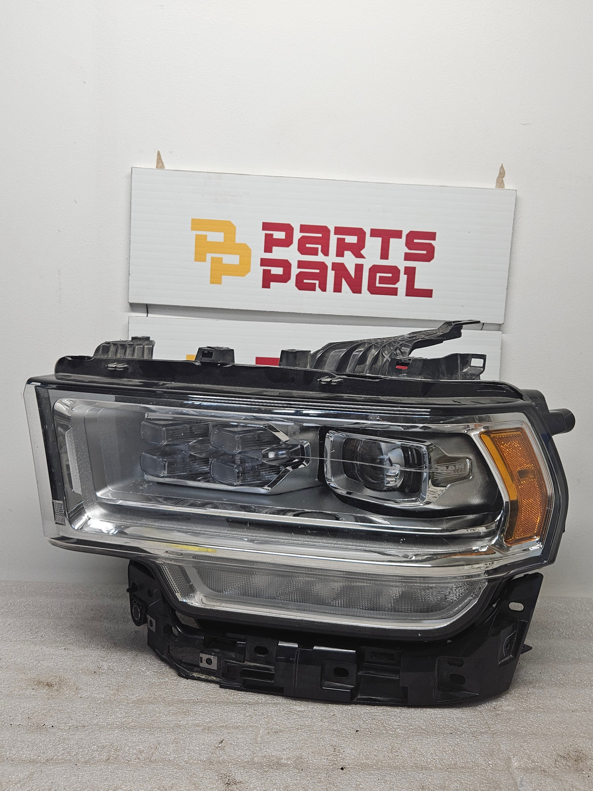 2014-2022 JEEP GRAND CHEROKEE (WK2 CHASSIS) XENON HID DRIVER SIDE HEADLIGHT OEM USED 61A-3002-1183