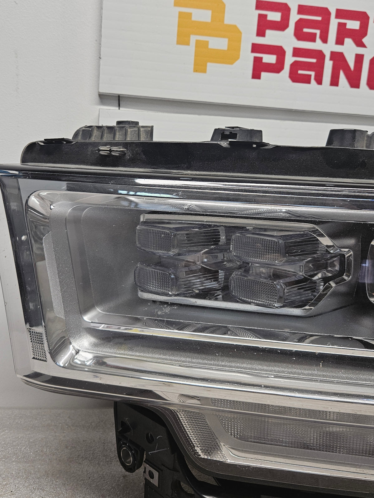 2014-2022 JEEP GRAND CHEROKEE (WK2 CHASSIS) XENON HID DRIVER SIDE HEADLIGHT OEM USED 61A-3002-1183