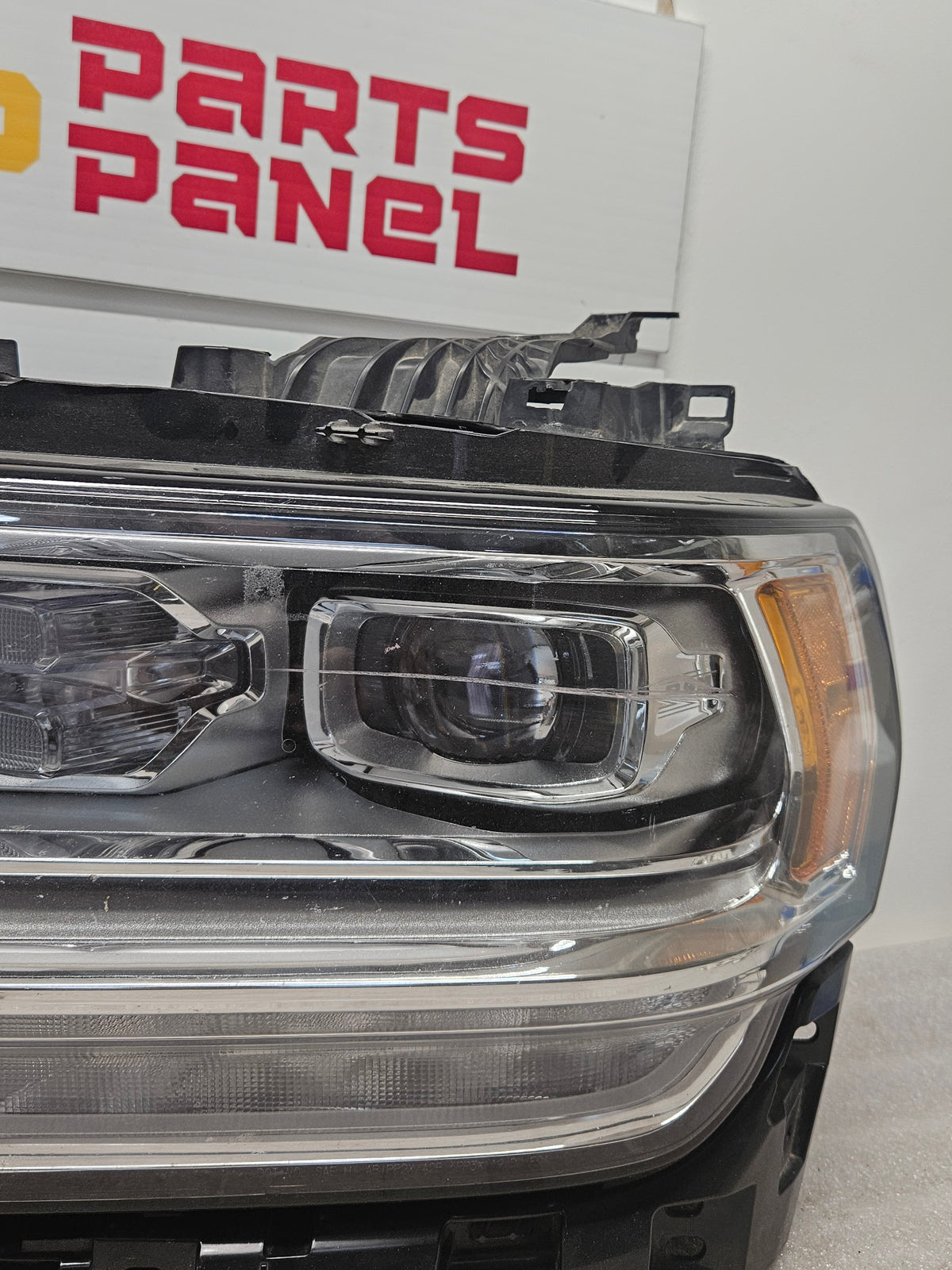 2014-2022 JEEP GRAND CHEROKEE (WK2 CHASSIS) XENON HID DRIVER SIDE HEADLIGHT OEM USED 61A-3002-1183