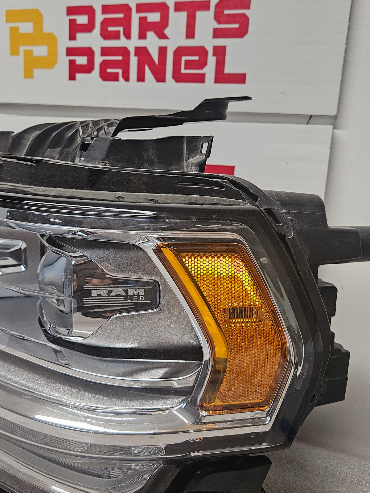 2014-2022 JEEP GRAND CHEROKEE (WK2 CHASSIS) XENON HID DRIVER SIDE HEADLIGHT OEM USED 61A-3002-1183