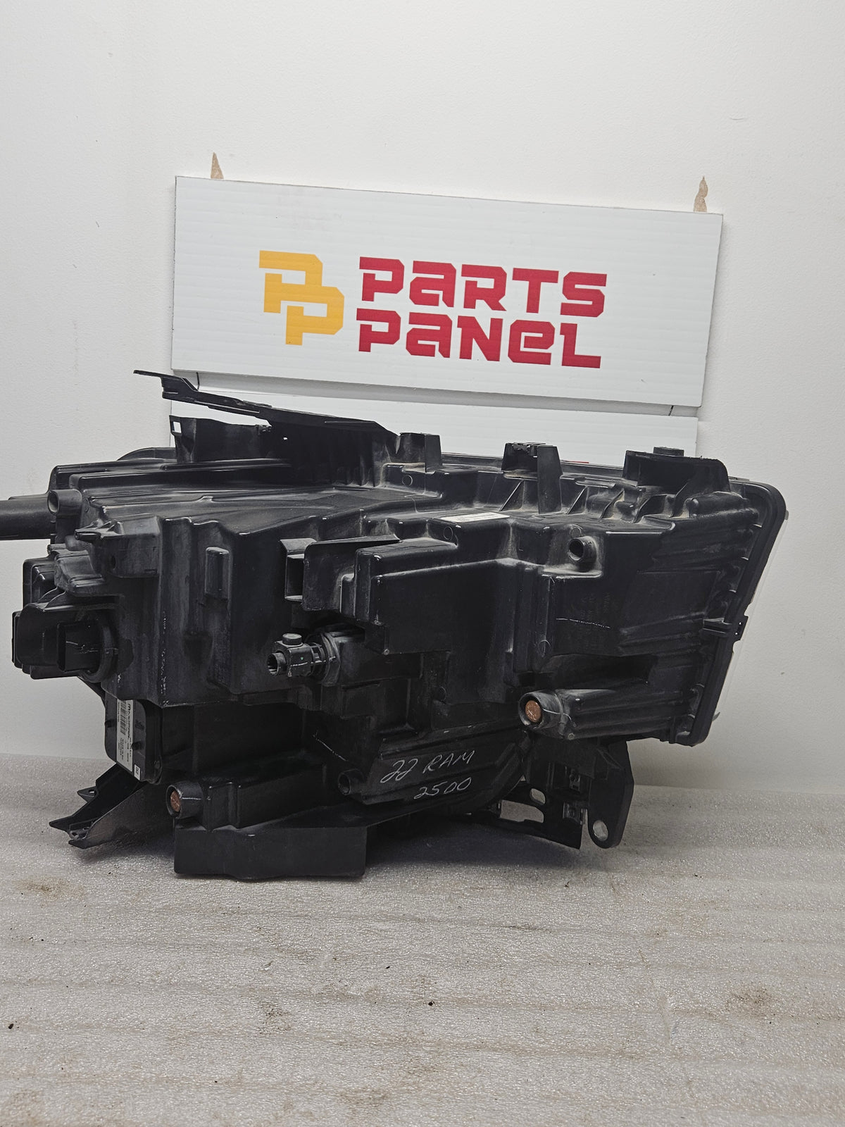 2014-2022 JEEP GRAND CHEROKEE (WK2 CHASSIS) XENON HID DRIVER SIDE HEADLIGHT OEM USED 61A-3002-1183