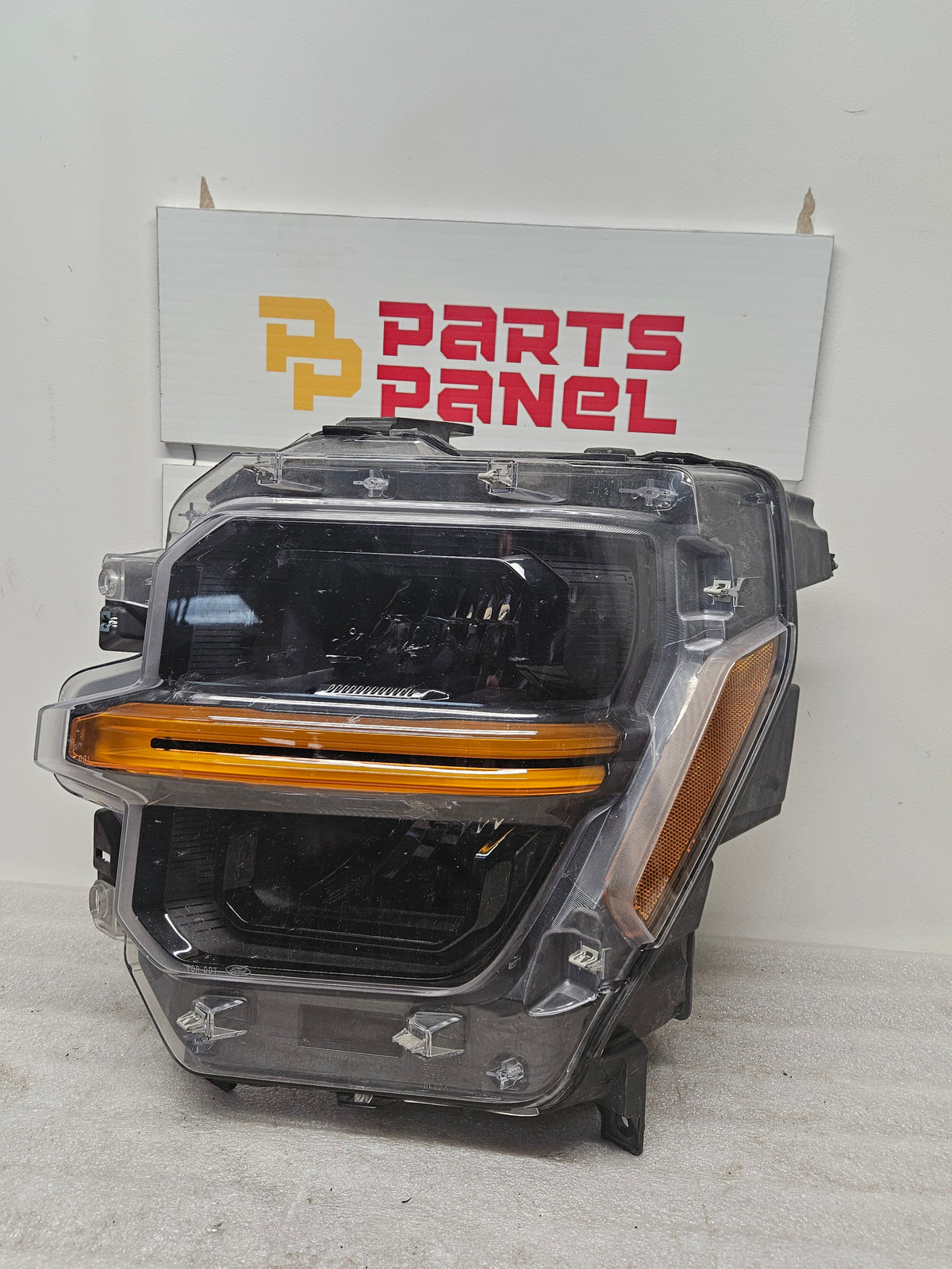 2024-2026 FORD F-150 DRIVER SIDE LED HEADLIGHT RL34-13E015-AJ OEM USED.