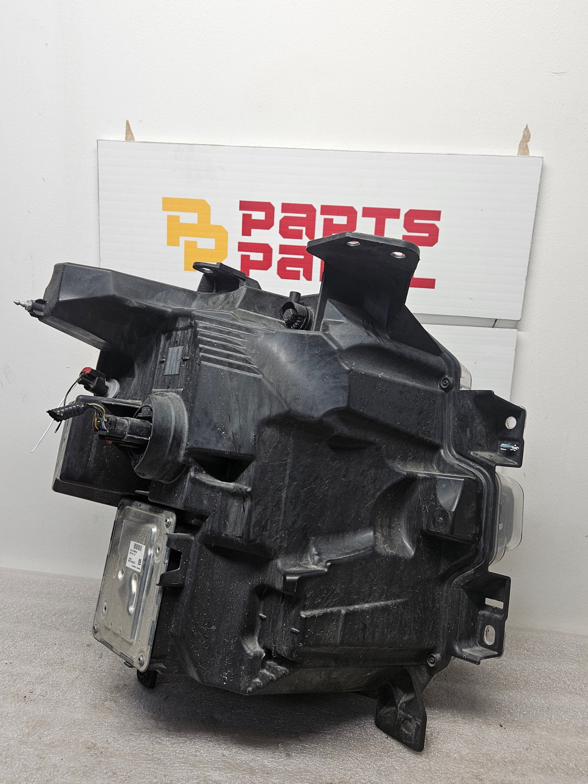 2024-2026 FORD F-150 DRIVER SIDE LED HEADLIGHT RL34-13E015-AJ OEM USED.