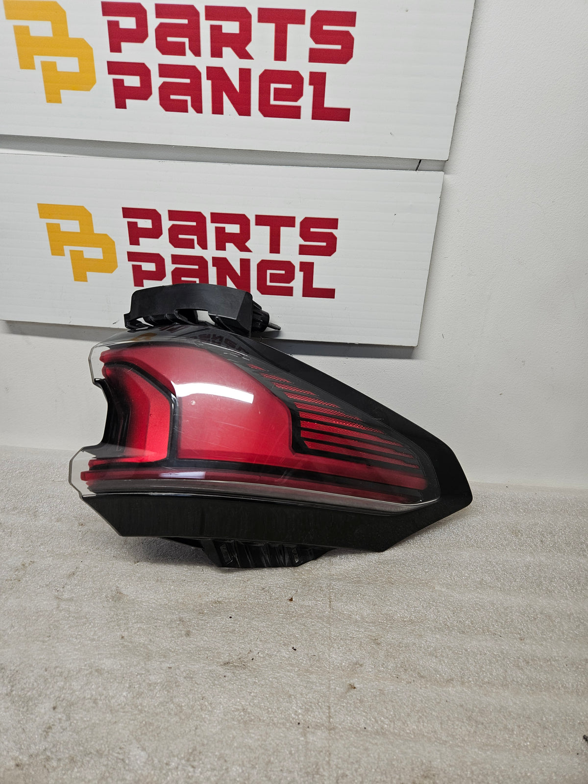 2024 2026 GMC ACADIA DRIVER SIDE LED OUTER TAILLIGHT OEM USED 26557064