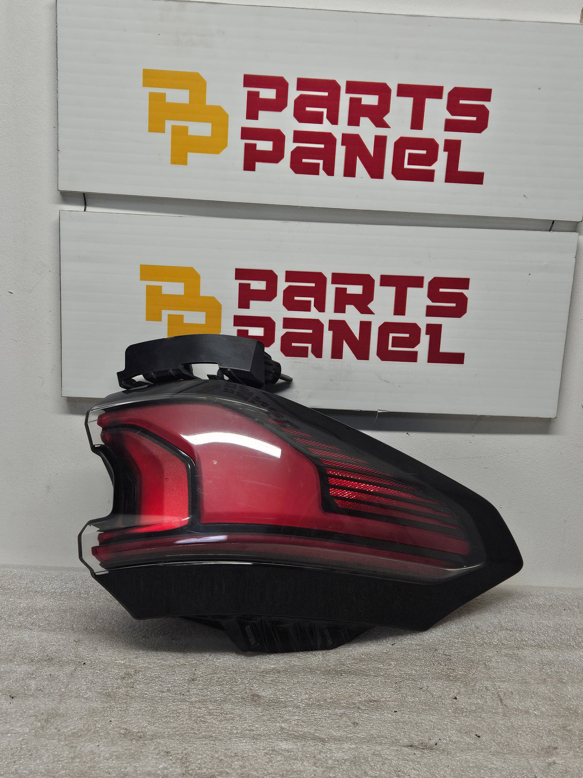 2024 2026 GMC ACADIA DRIVER SIDE LED OUTER TAILLIGHT OEM USED 26557064