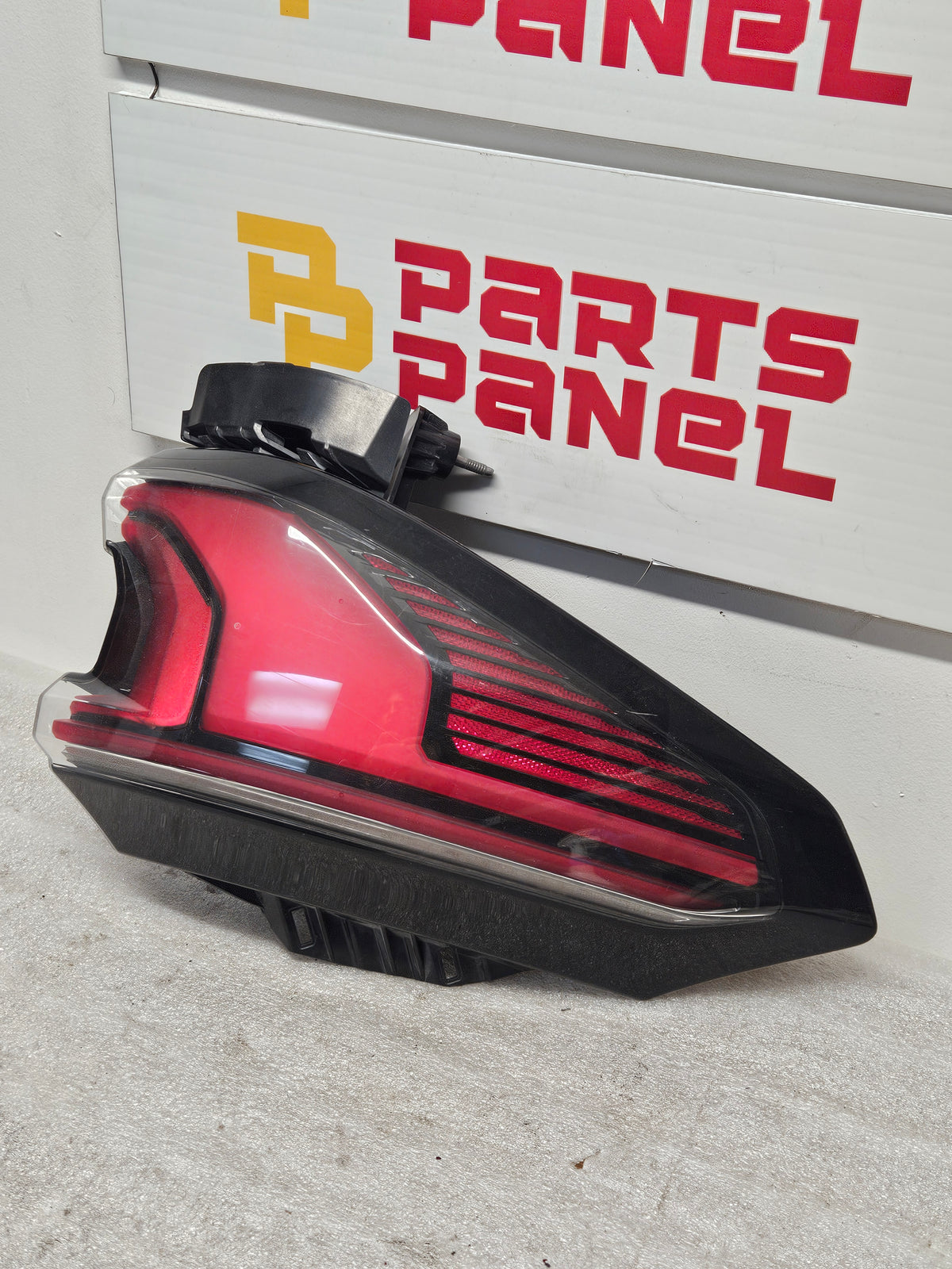 2024 2026 GMC ACADIA DRIVER SIDE LED OUTER TAILLIGHT OEM USED 26557064