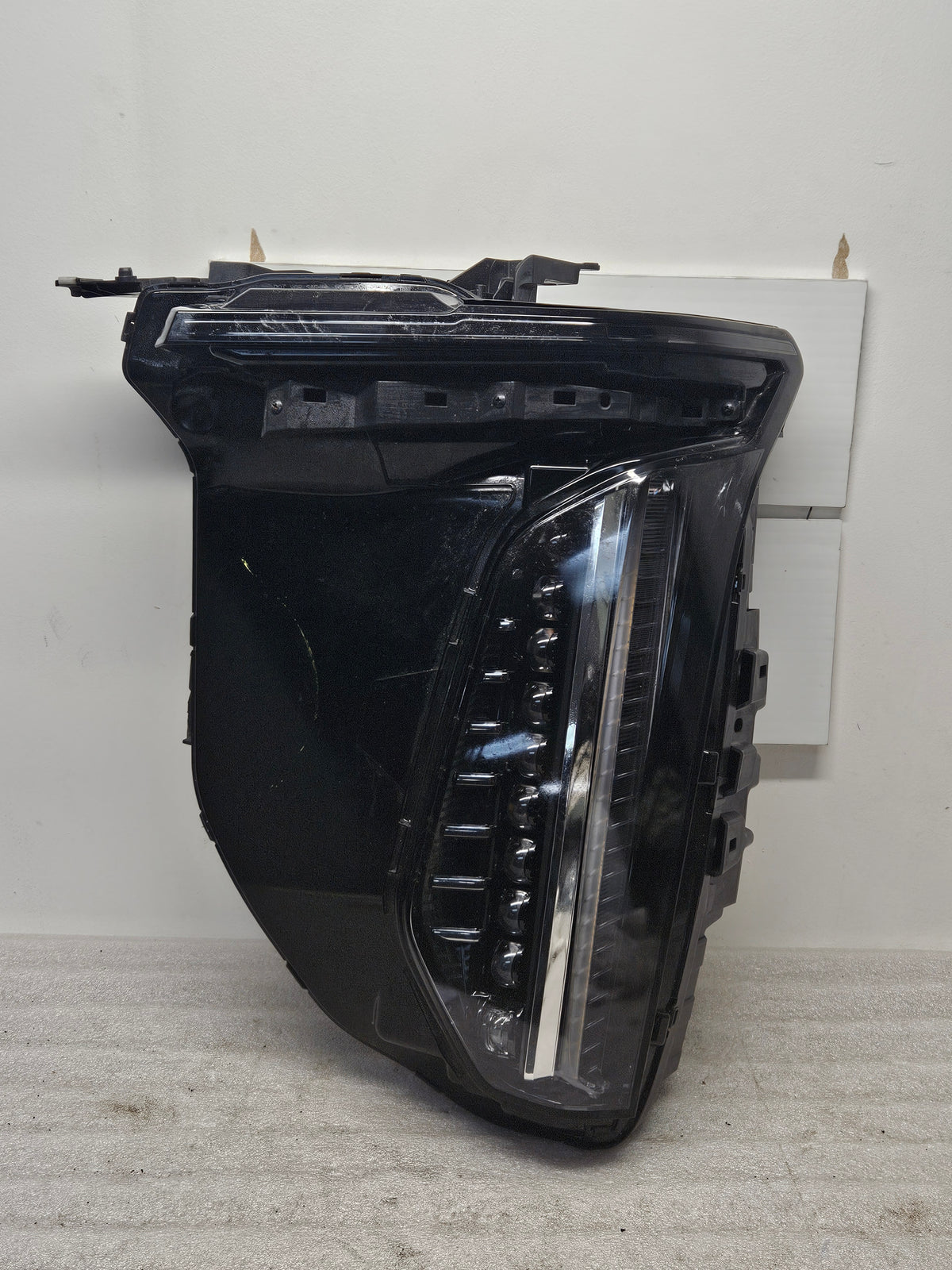 2025 2027 CADILLAC ESCALADE DRIVER SIDE LED HEADLIGHT OEM USED 86306800