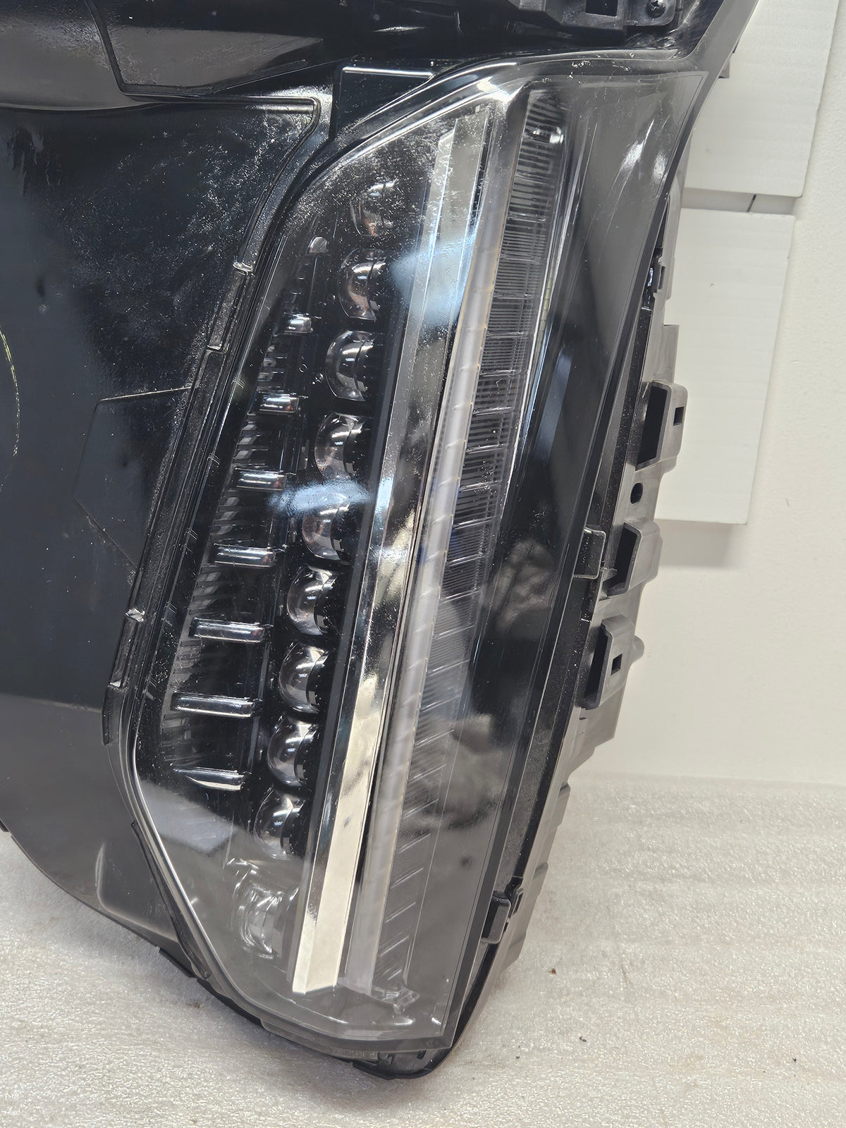 2025 2027 CADILLAC ESCALADE DRIVER SIDE LED HEADLIGHT OEM USED 86306800