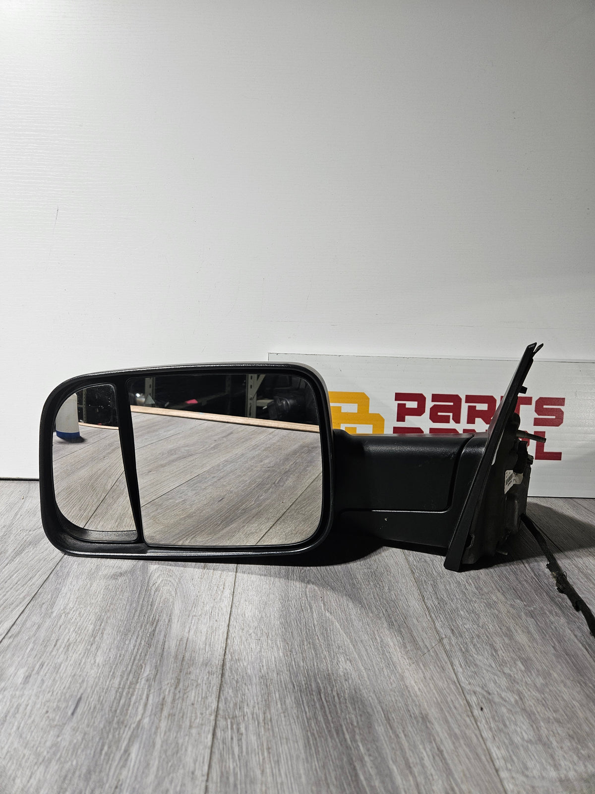 2019-2024 RAM 1500 DRIVER SIDE MIRROR OEM USED 68276473AC.