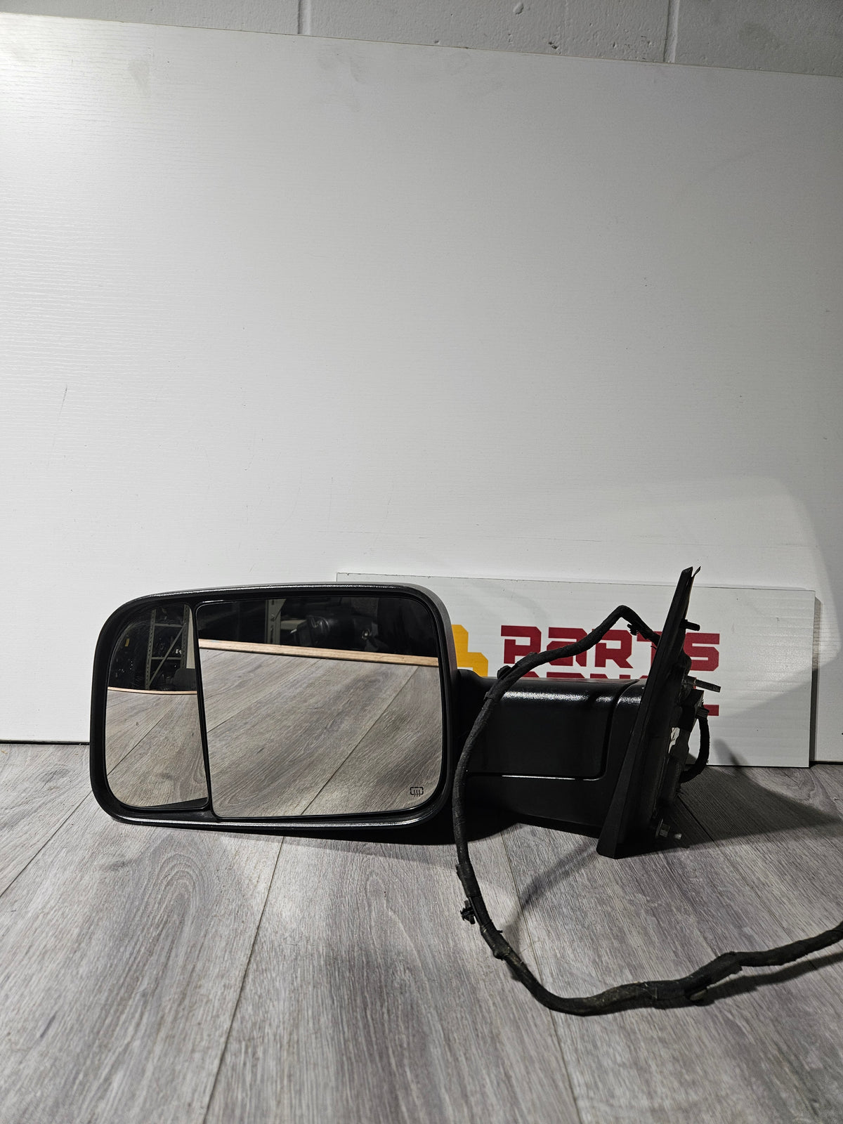 2019-2024 RAM 1500 DRIVER SIDE MIRROR OEM USED 68276473AC.