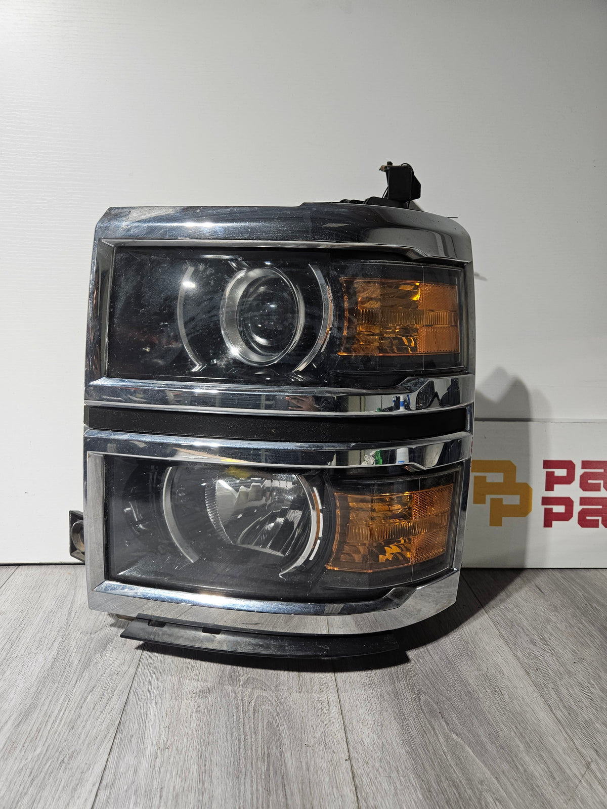 2014-2015 CHEVY SILVERADO 1500 DRIVER SIDE HEADLIGHT OEM USED 23172786