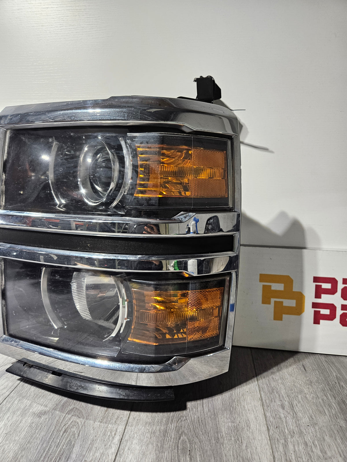 2014-2015 CHEVY SILVERADO 1500 DRIVER SIDE HEADLIGHT OEM USED 23172786