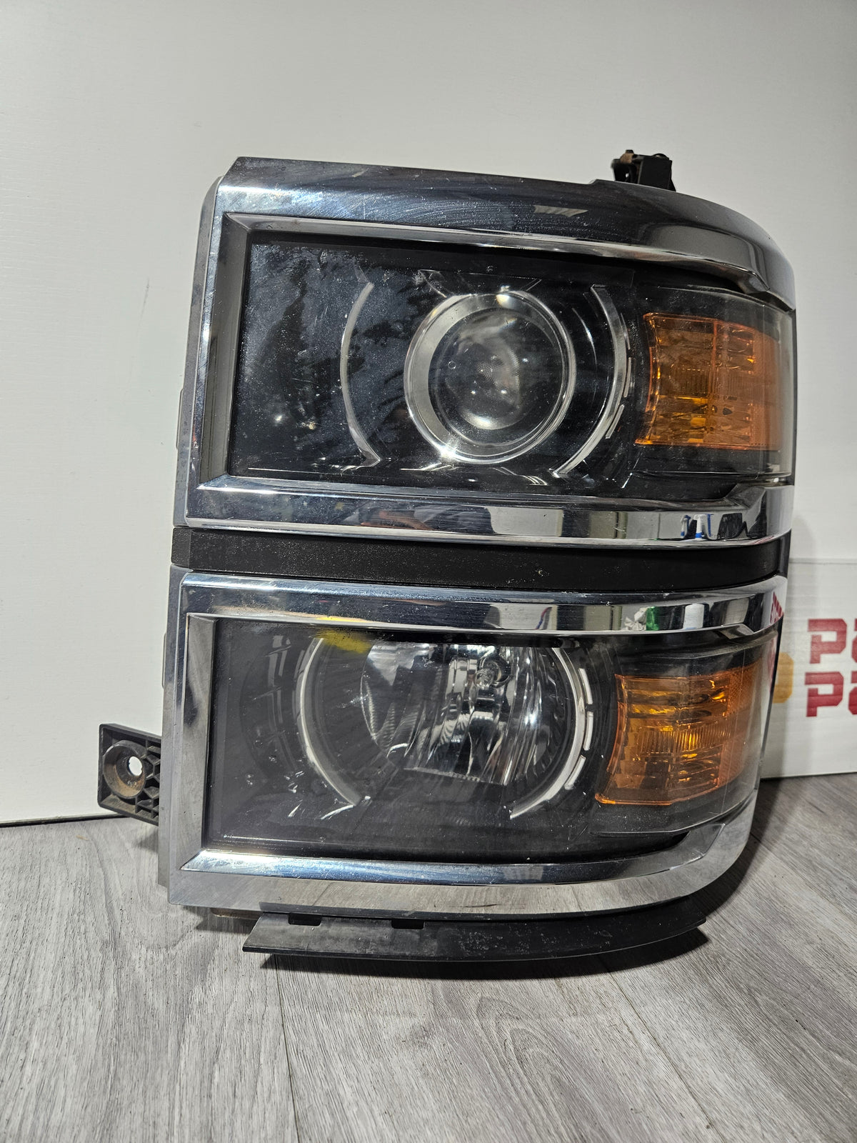 2014-2015 CHEVY SILVERADO 1500 DRIVER SIDE HEADLIGHT OEM USED 23172786