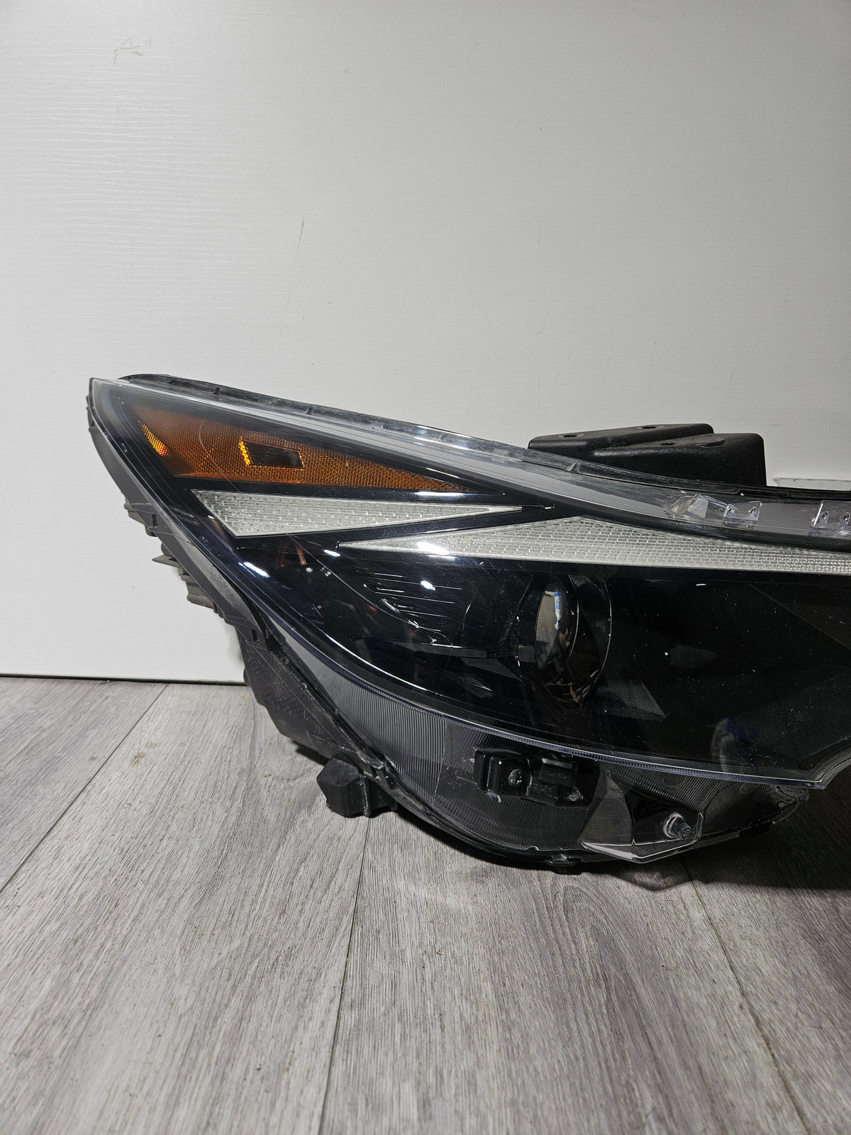 2021-2023 HYUNDAI ELANTRA PASSENGER SIDE HALOGEN HEADLIGHT OEM USED  92102-AA160