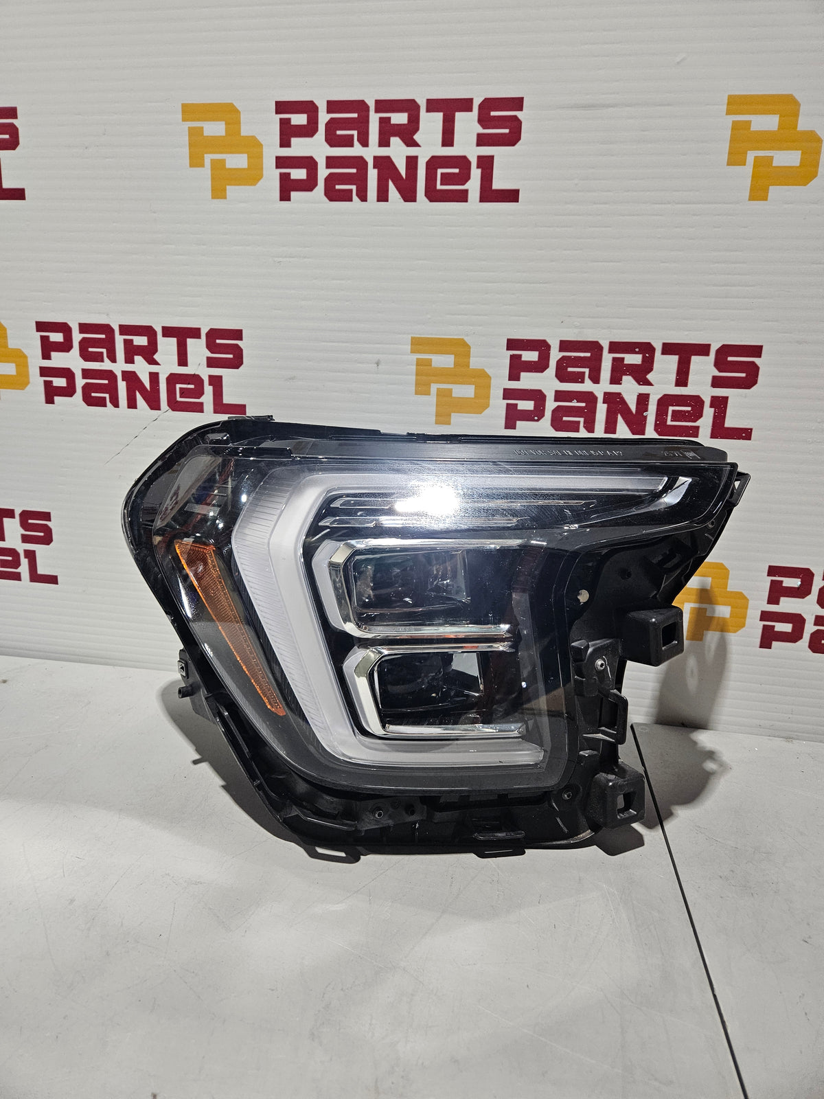 2025-2026 GMC TERRAIN LED PASSENGER SIDE HEADLIGHT OEM USED 26575119