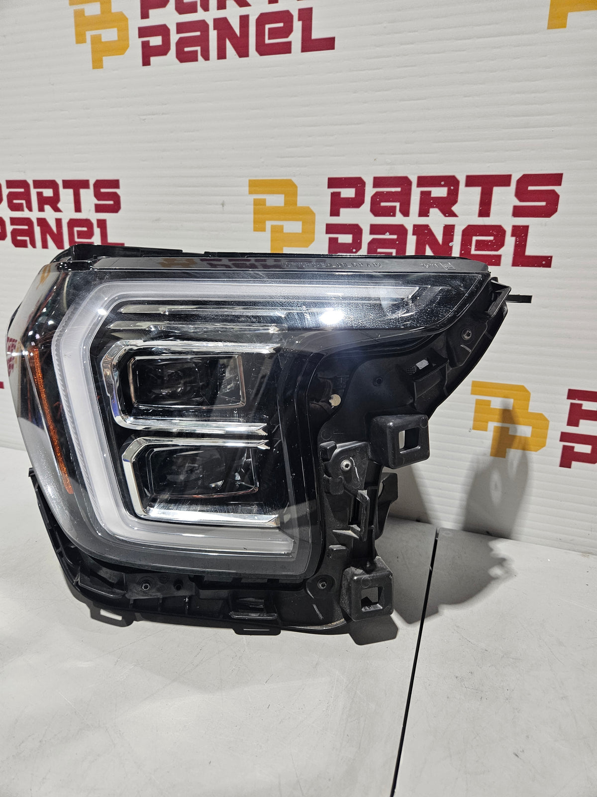 2025-2026 GMC TERRAIN LED PASSENGER SIDE HEADLIGHT OEM USED 26575119