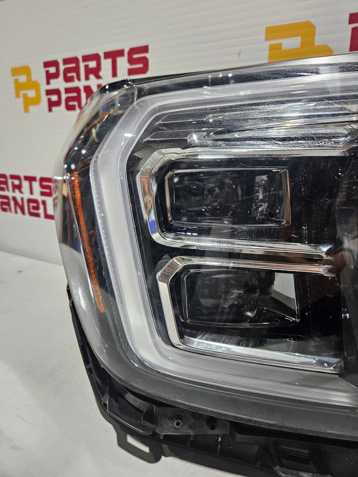 2025-2026 GMC TERRAIN LED PASSENGER SIDE HEADLIGHT OEM USED 26575119