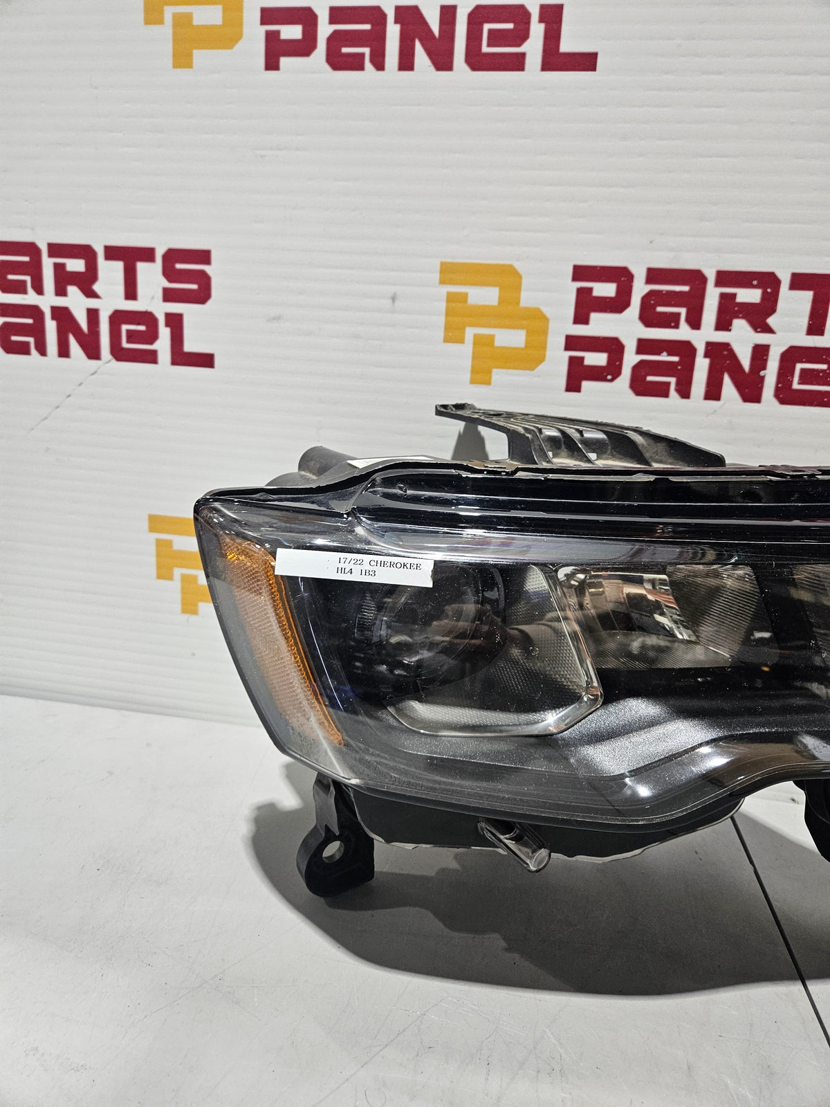 2017-2022 JEEP GRAND CHEROKEE PASSENGER SIDE HEADLIGHT 68266646AE OEM USED