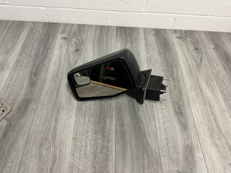 2019 - 2024 CHEVY SILVERADO 1500 LEFT / DRIVER SIDE DOOR MIRROR OEM 84823128