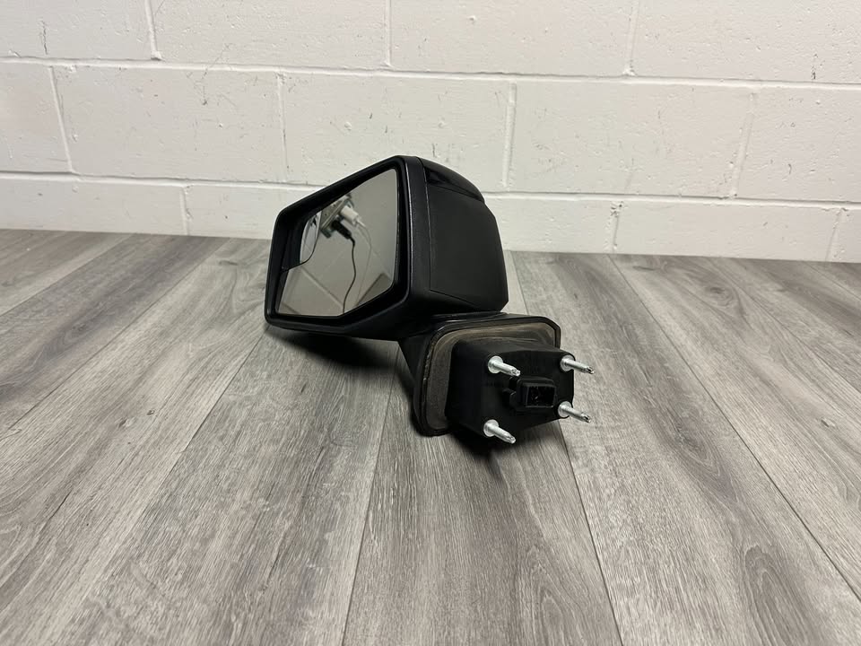 2019 - 2024 CHEVY SILVERADO 1500 LEFT / DRIVER SIDE DOOR MIRROR OEM 84823128