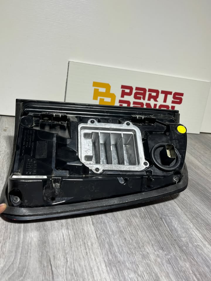2019-2024 RAM 1500 DRIVER HAND SIDE TAIL LIGHT OEM 68262533AH
