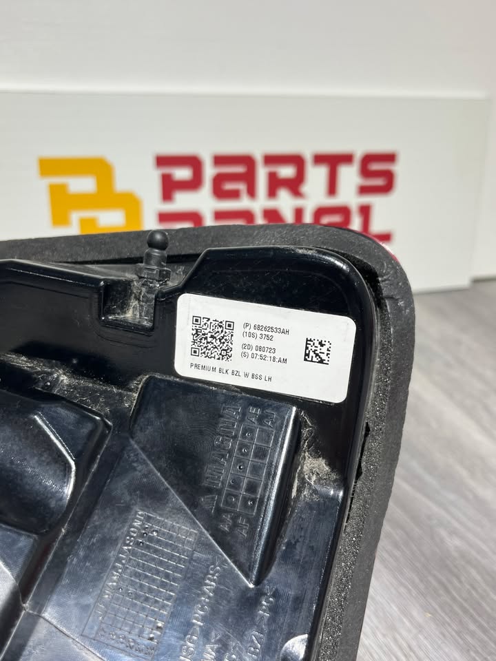 2019-2024 RAM 1500 DRIVER HAND SIDE TAIL LIGHT OEM 68262533AH