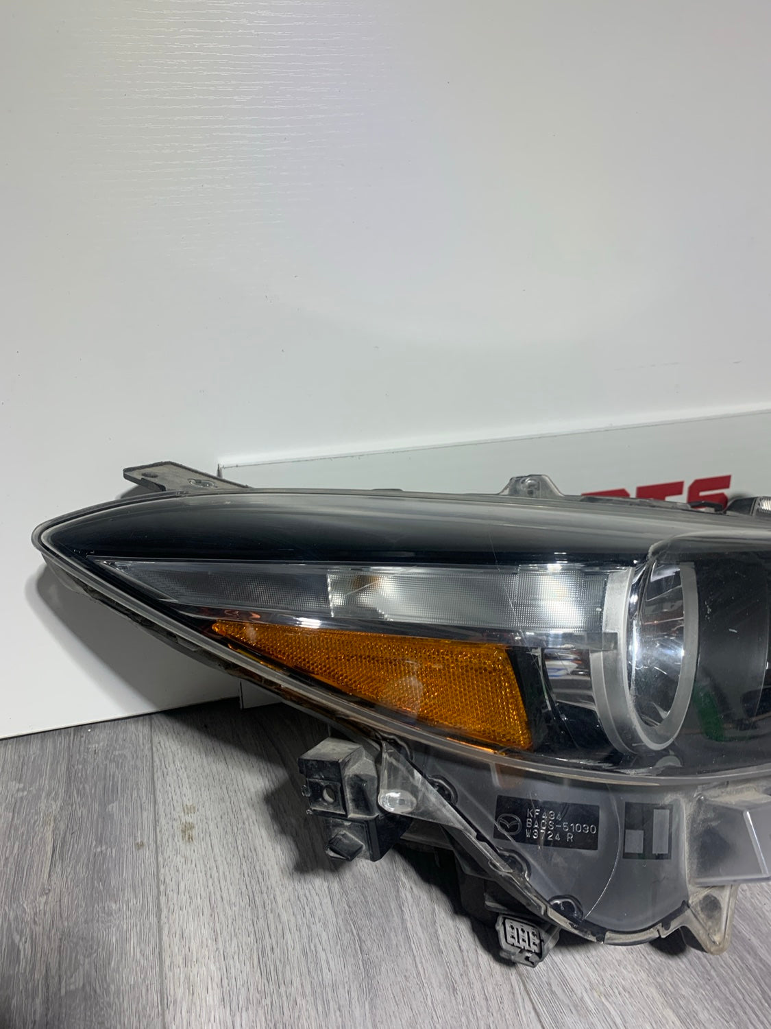 2017-2018 MAZDA 3 PASSENGER SIDE RH SIDE HEADLIGHT OEM USED