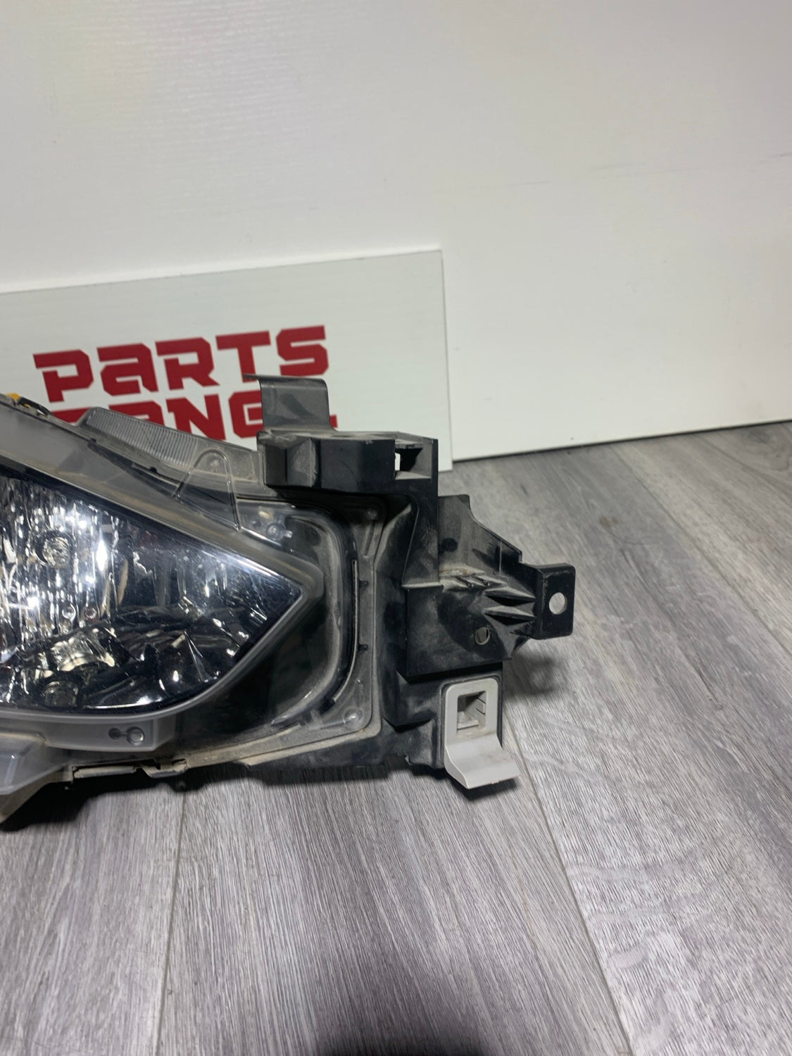 2017-2018 MAZDA 3 PASSENGER SIDE RH SIDE HEADLIGHT OEM USED