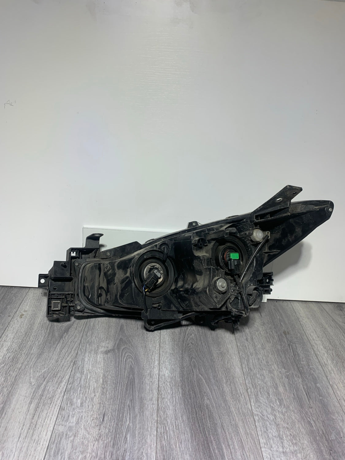 2017-2018 MAZDA 3 PASSENGER SIDE RH SIDE HEADLIGHT OEM USED