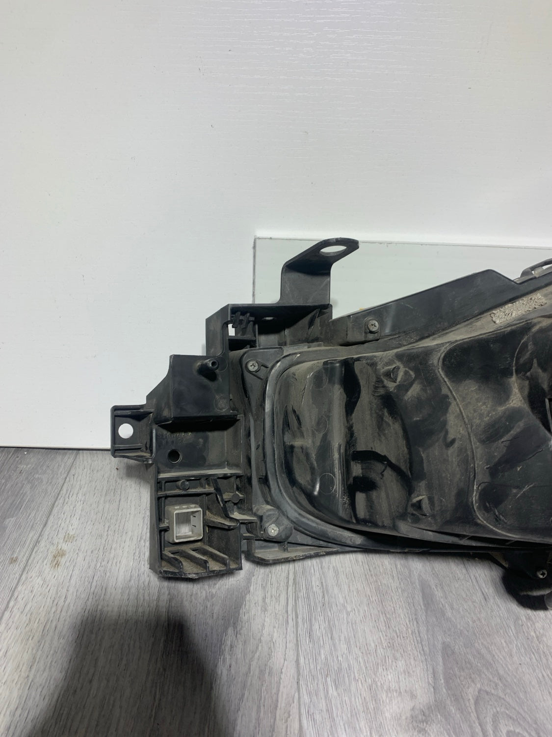 2017-2018 MAZDA 3 PASSENGER SIDE RH SIDE HEADLIGHT OEM USED