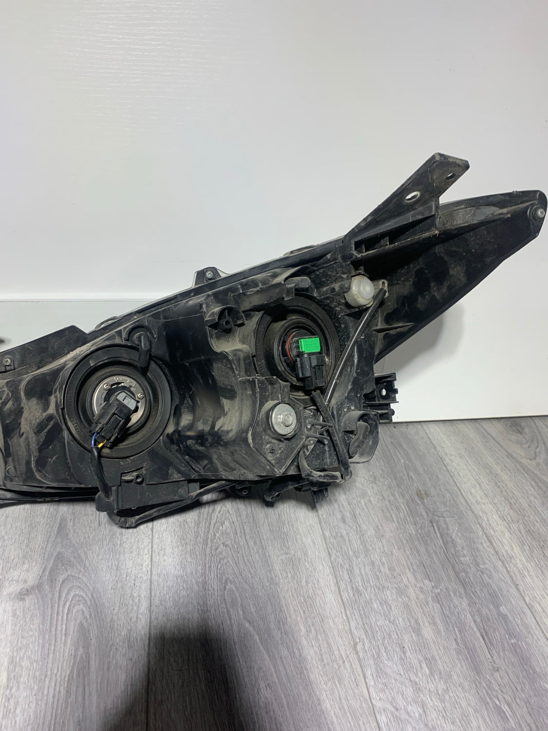 2017-2018 MAZDA 3 PASSENGER SIDE RH SIDE HEADLIGHT OEM USED