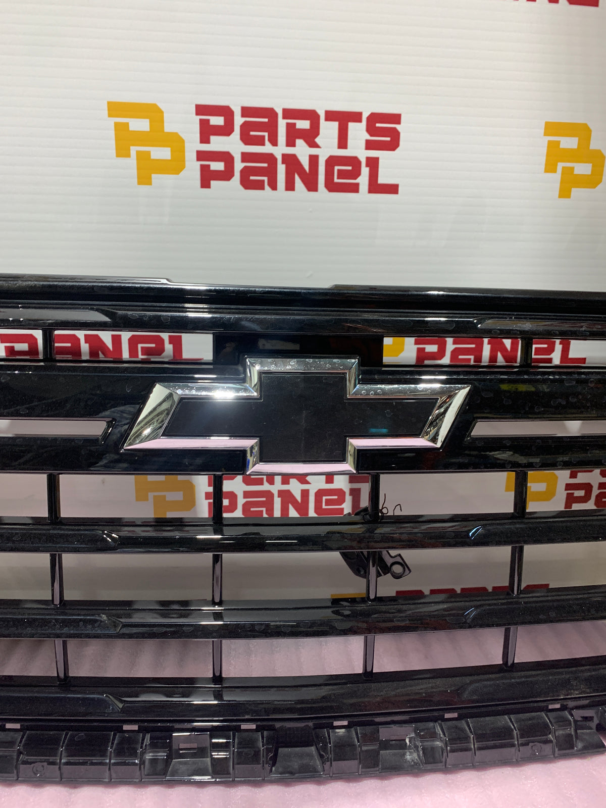2024-2026 CHEVROLET SILVERADO 2500 3500 FRONT GRILLE OEM USED