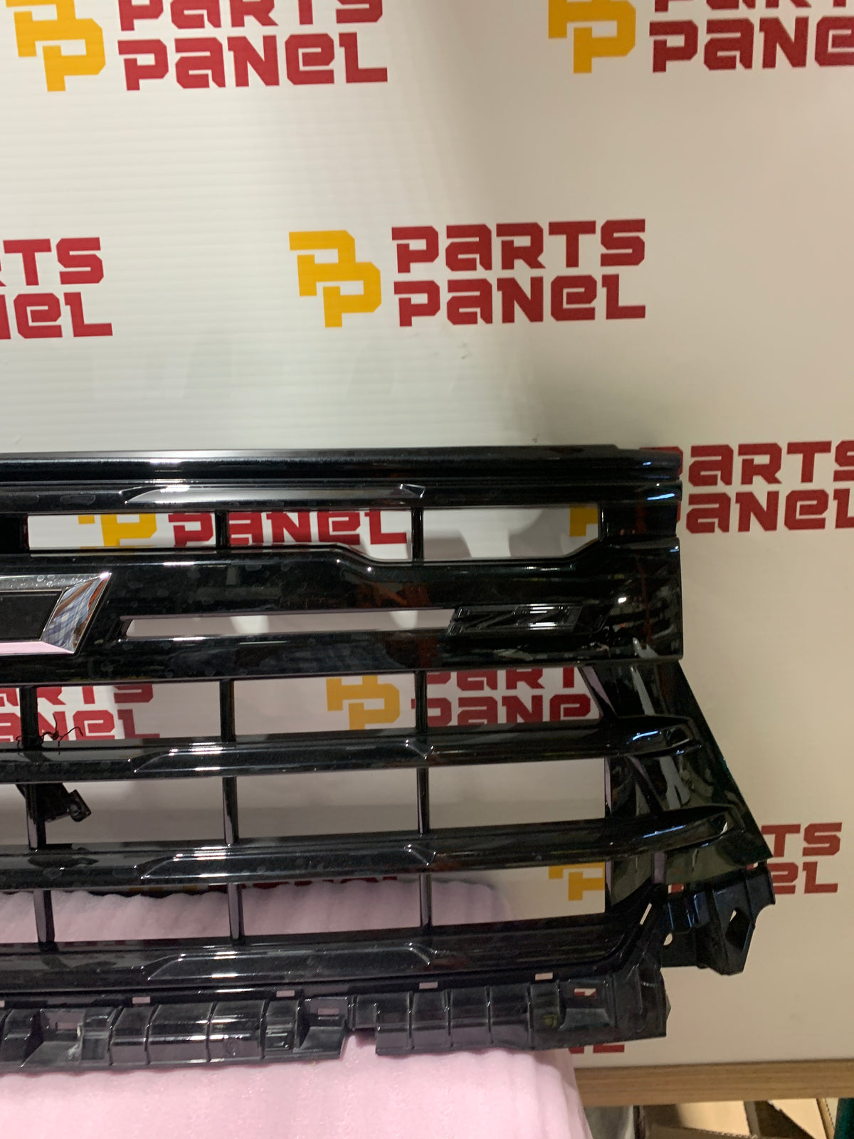 2024-2026 CHEVROLET SILVERADO 2500 3500 FRONT GRILLE OEM USED
